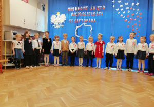 Dzieci śpiewają przygotowane piosenki